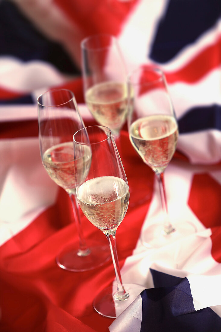 Vier Champagnergläser auf britischer Flagge