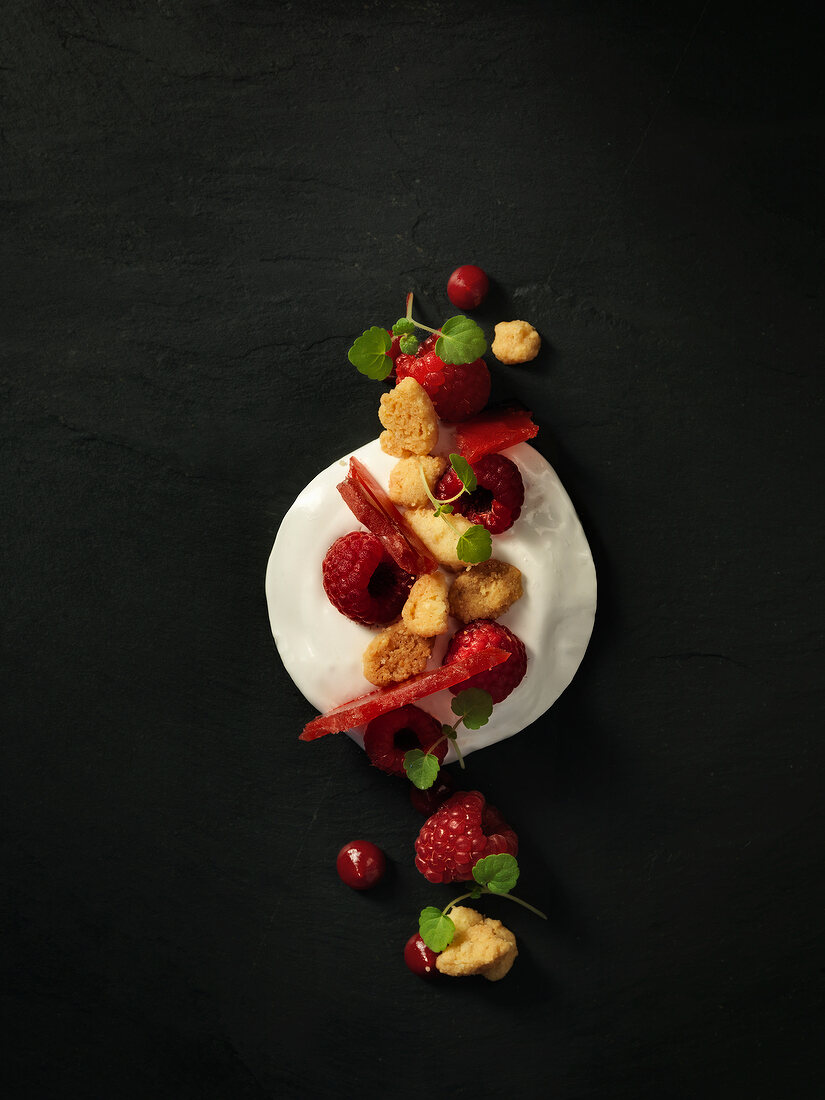Dessert composition with vanilla mousse and raspberries