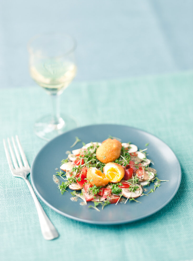 Fritierte Wachteleier auf Champignonsalat mit Kresse