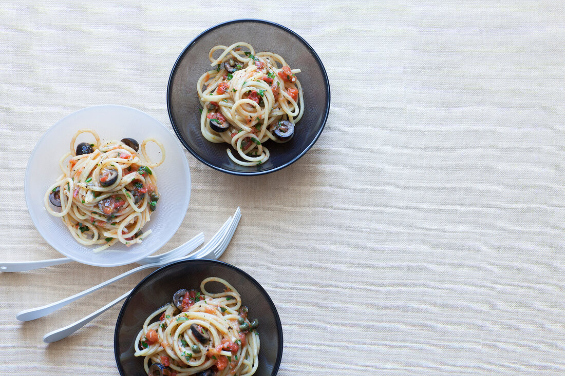 Spaghetti mit Sardellen & schwarzen Oliven