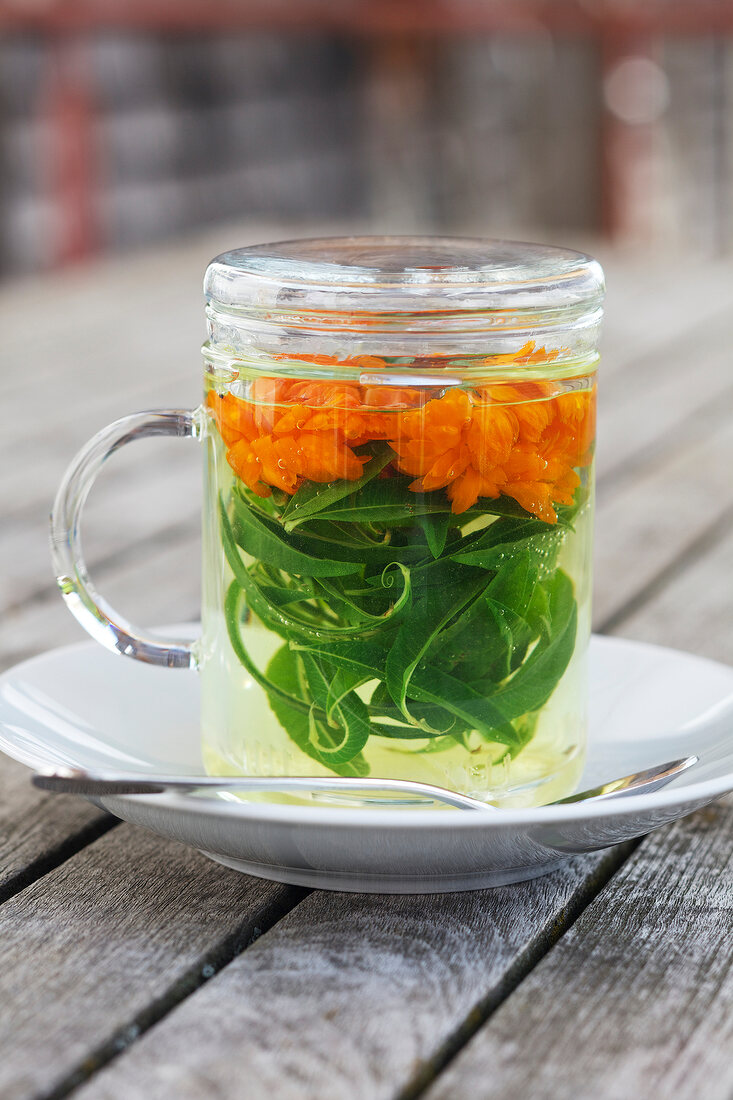 Kräutertee mit Ringelblumen & Verbene in Teeglas