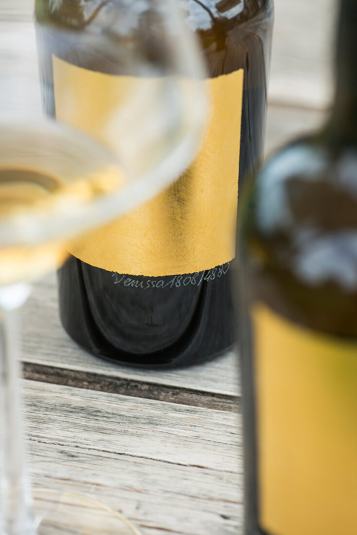 Weinflaschen mit Etikett aus Blattgold