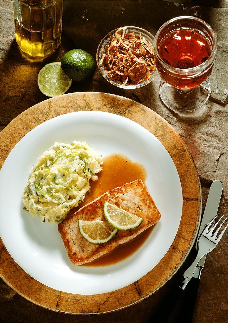 Lachsfilet in Rotweinsauce mit Kartoffelpüree