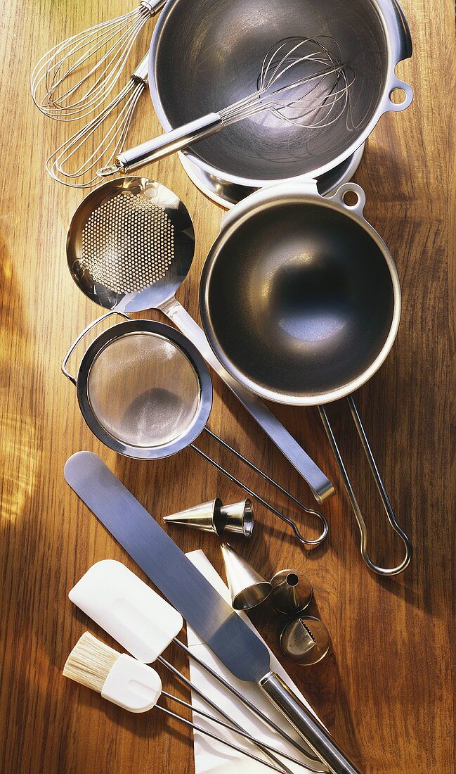 Utensils for making desserts and for baking