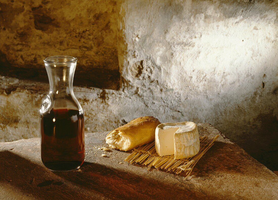 Camembert mit Baguettestück & Rotwein