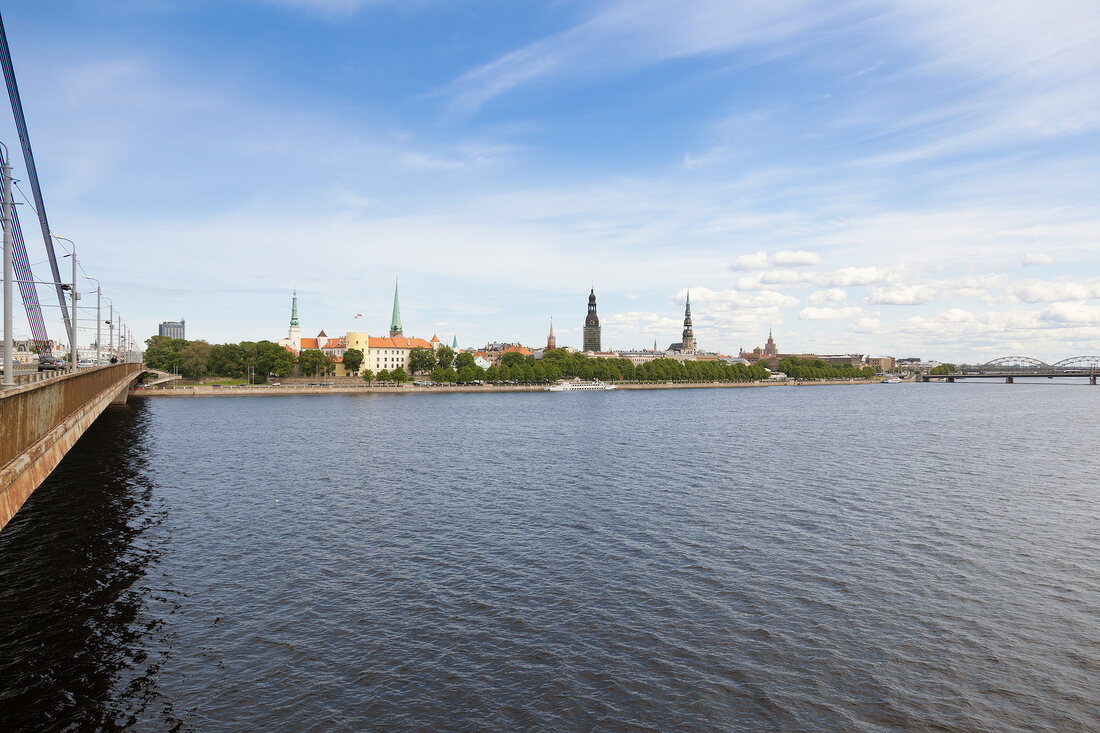 Lettland, Riga, Blick auf die Altstadt von Riga mit dem Schloss, Rigaer Burg