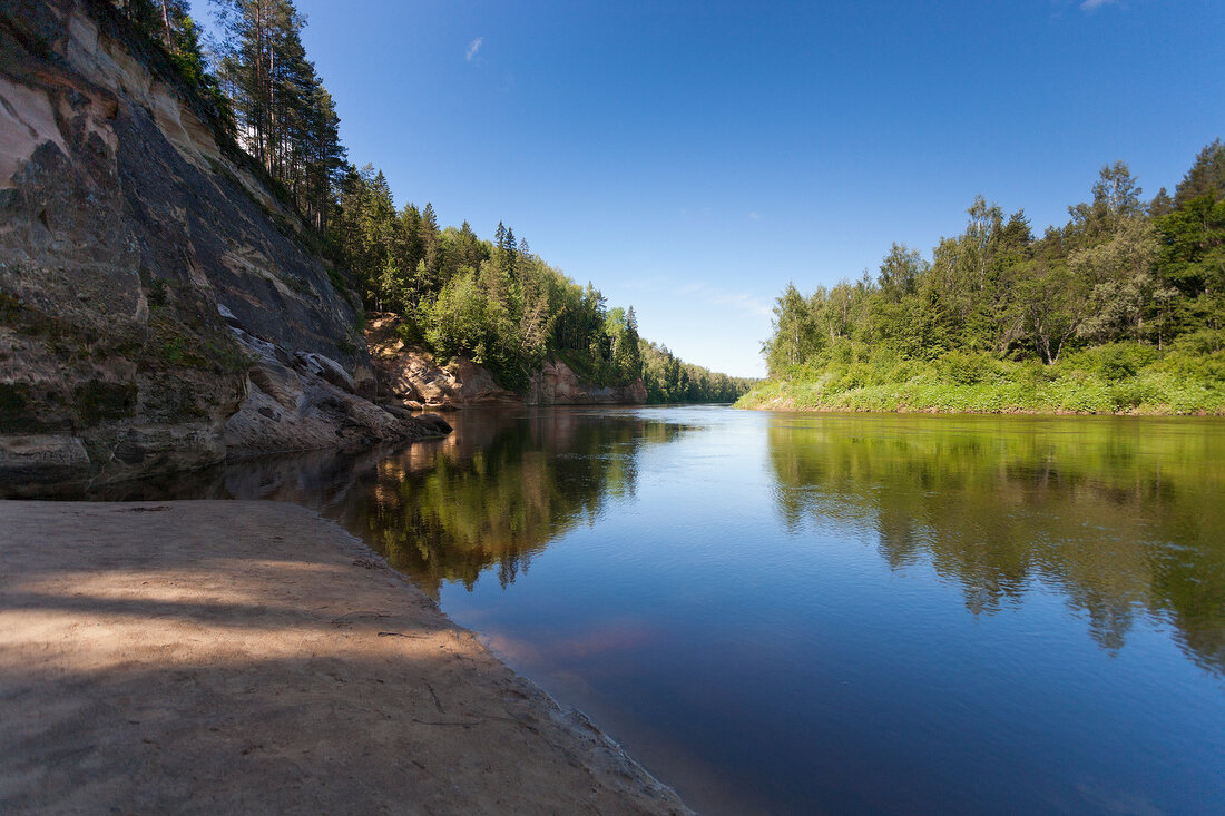 Lettland, Erglu Klintis, Adlerfelsen am Gauja Fluss bei Cesis mit Sandstrand