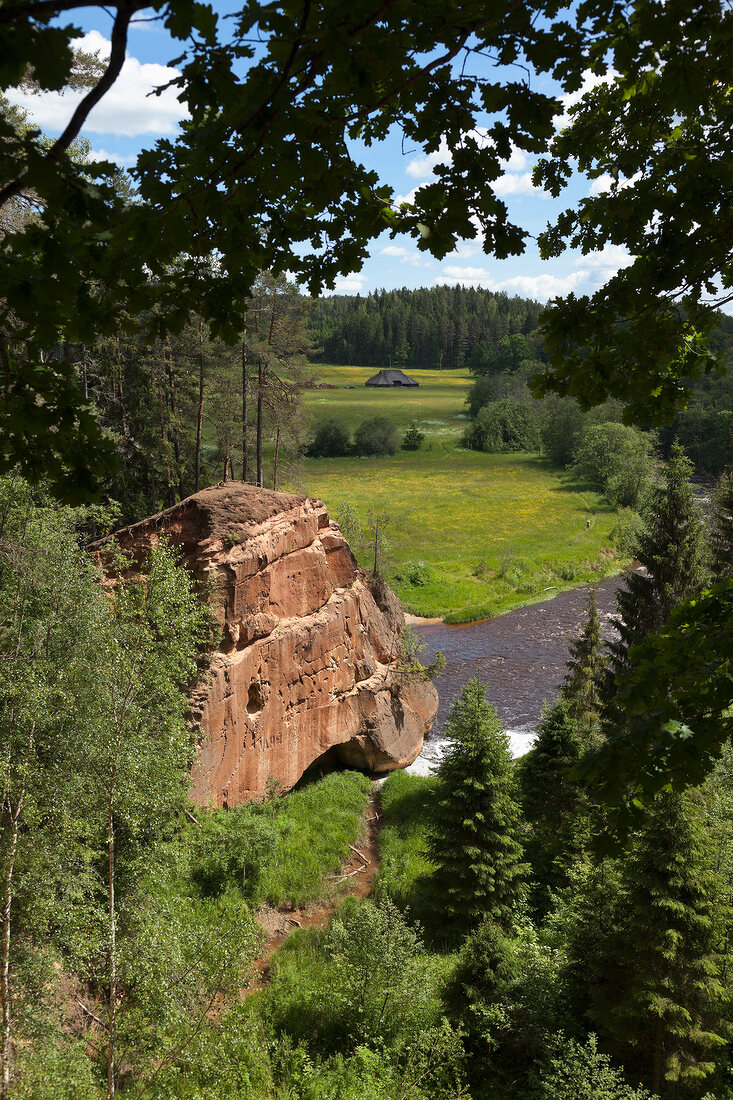 Lettland, Gauja Nationalpark, Zvartes iezis, Felsen am Amata Fluss