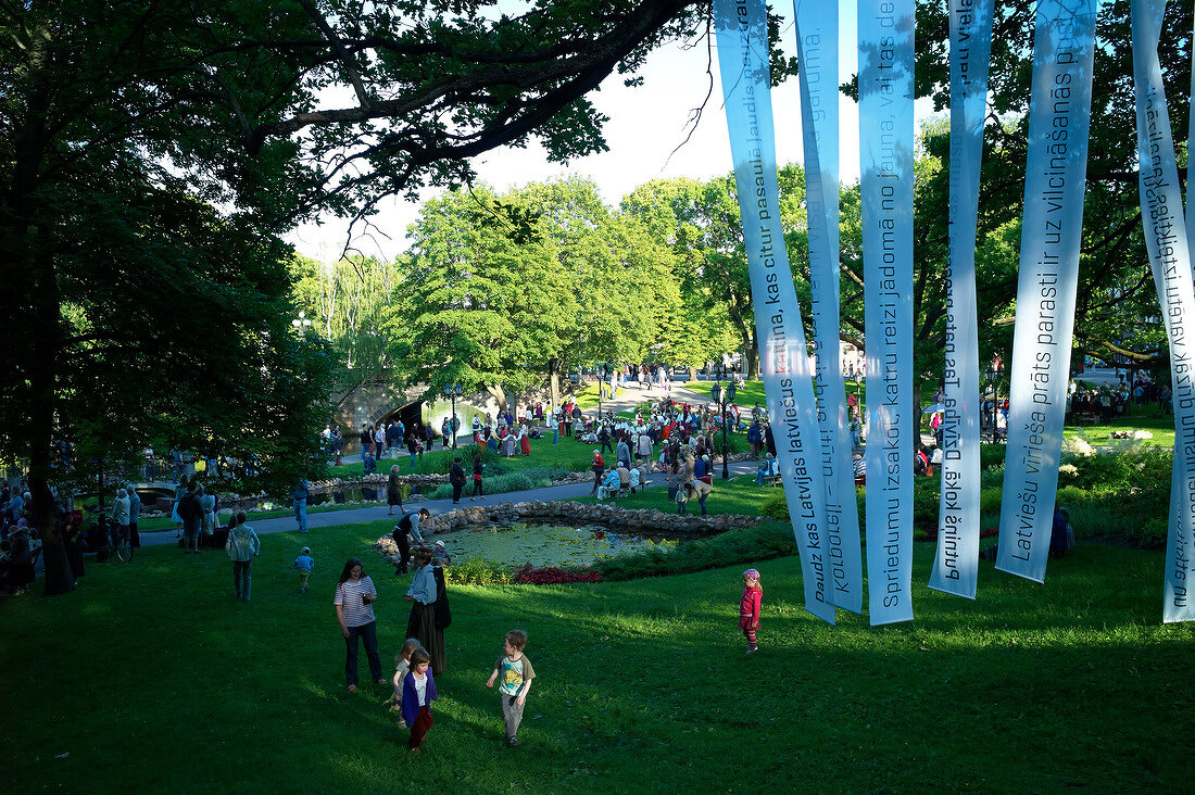 Lettland, Riga, Menschen feiern Mittsommerfest