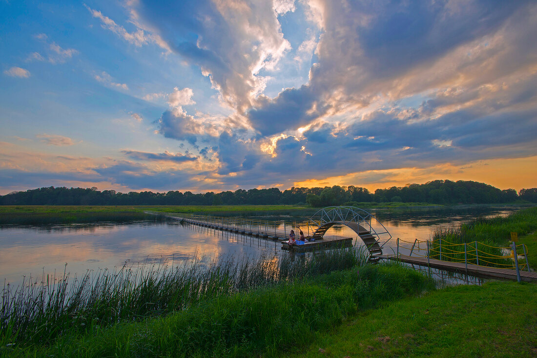 Lettland, Riga, Pontonbruecke, Schwimmbruecke ueber die Lielupe.