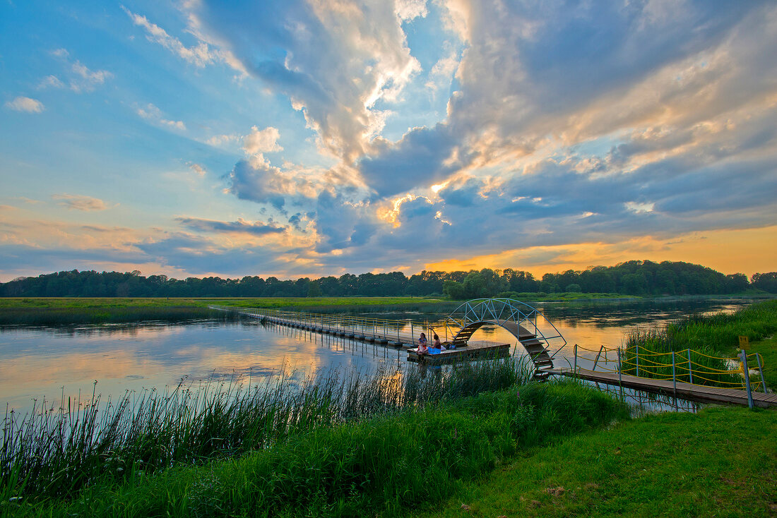 Lettland, Riga, Pontonbruecke, Schwimmbruecke ueber die Lielupe.