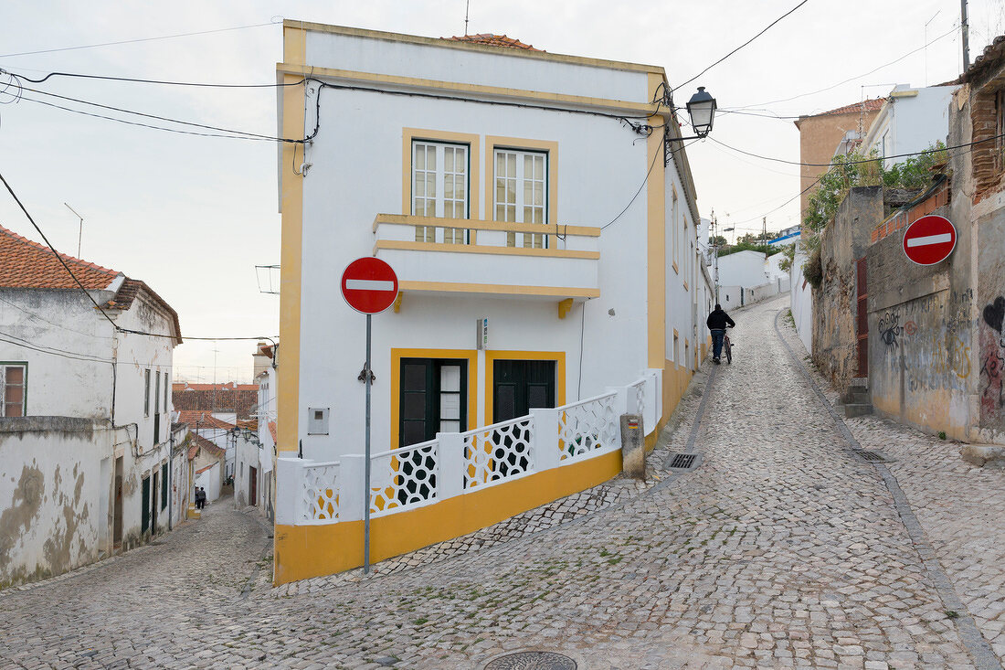 Portugal, Algarve, Altstadtgassen in Alcacer do Sal