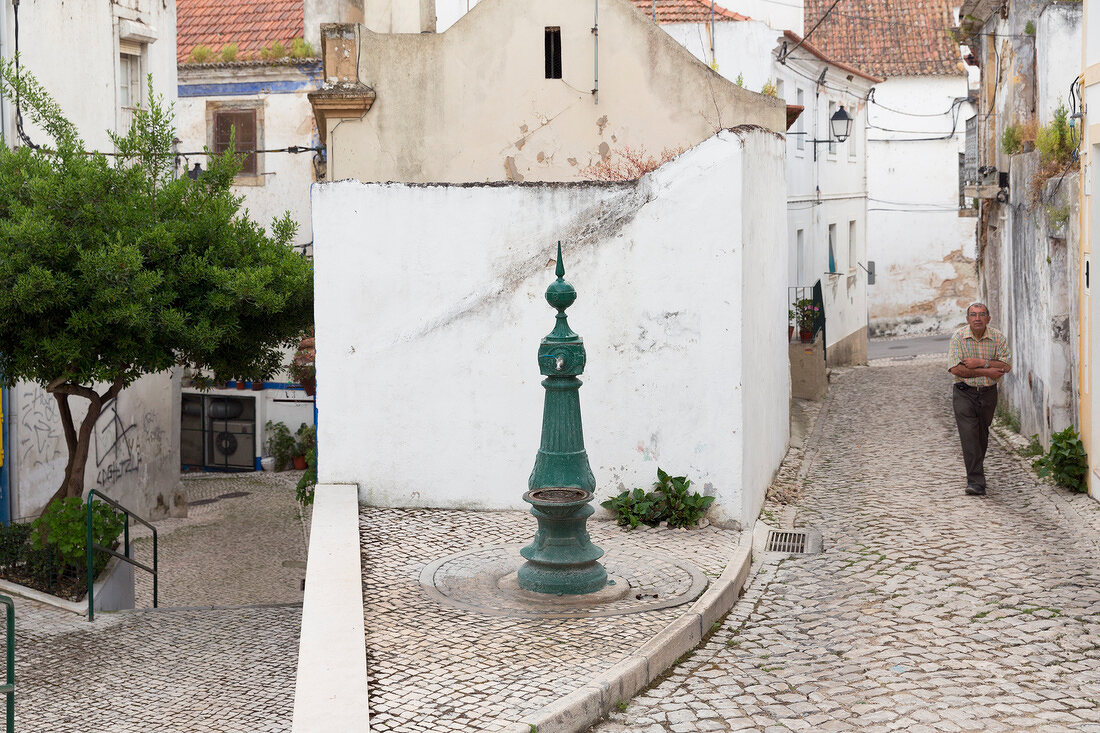 Portugal, Algarve, Altstadtgassen in Alcacer do Sal