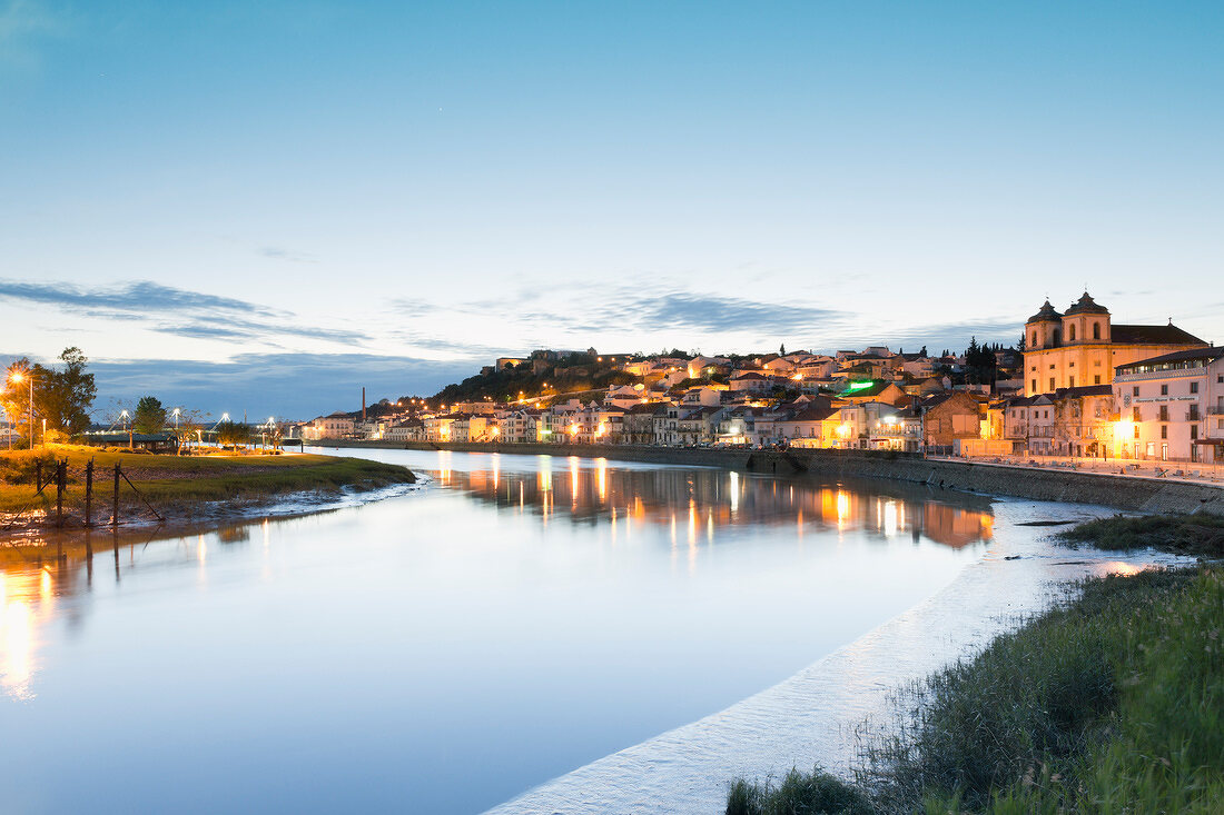 Portugal, Algarve, Blick auf Alcacer do Sal am Rio Sado