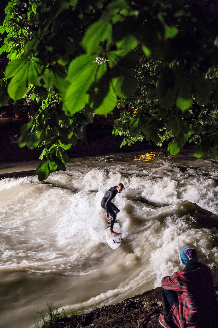 Deutschland, München, am Eisbach im Englischer Garten