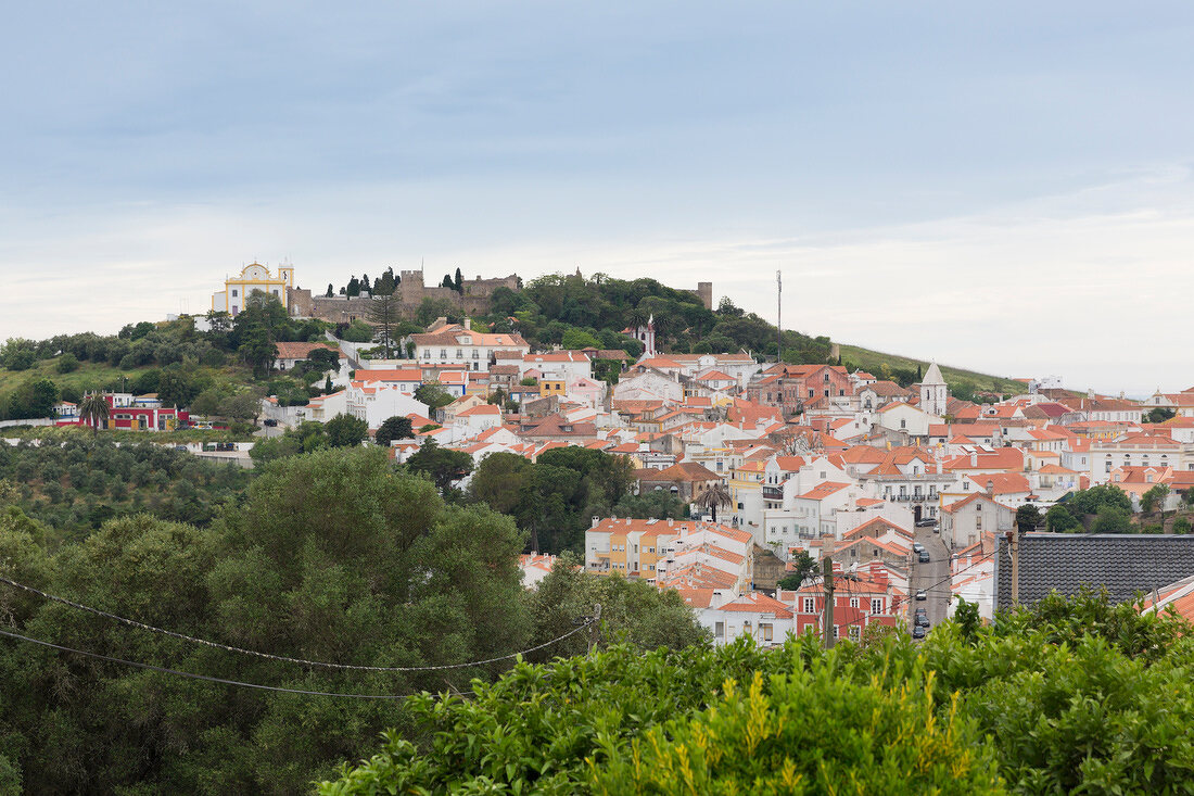 Portugal, Algarve, Altstadt und Castello von Santiago do Cacem, 