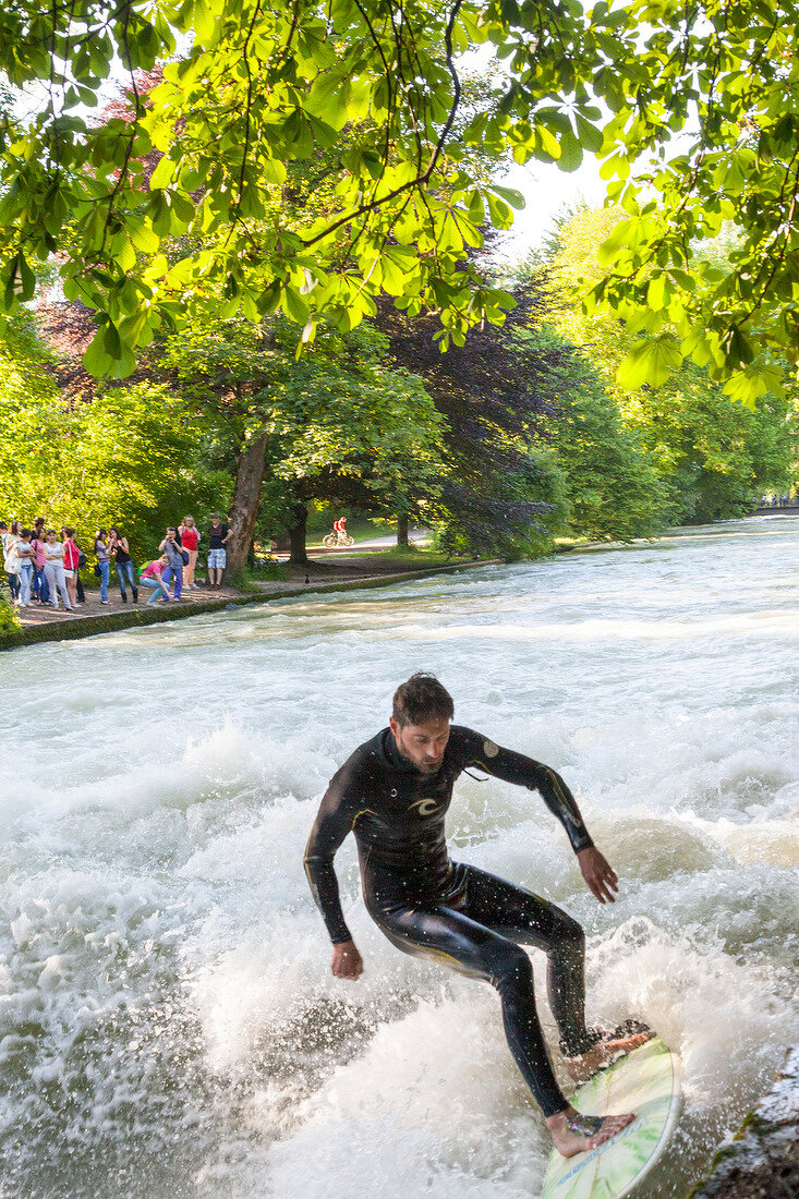 Deutschland, München, am Eisbach im Englischer Garten