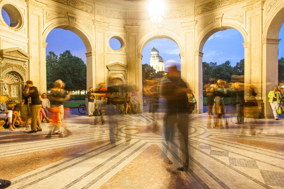 Deutschland, München, Tango-Tänzer im Hofgartentempel.