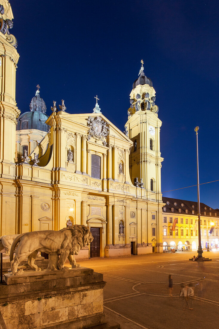 Deutschland, München, Odeonsplatz mit der Feldherrenhalle