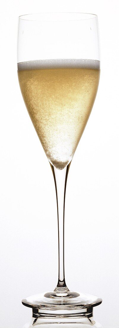 Ein Glas perlender Champagner