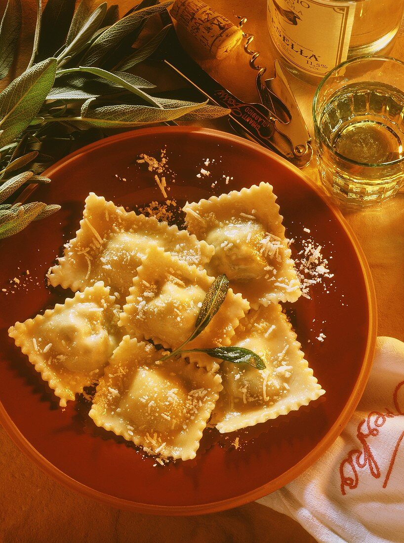 Ravioli mit Spinatfüllung, Parmesan & Salbei (Italien)