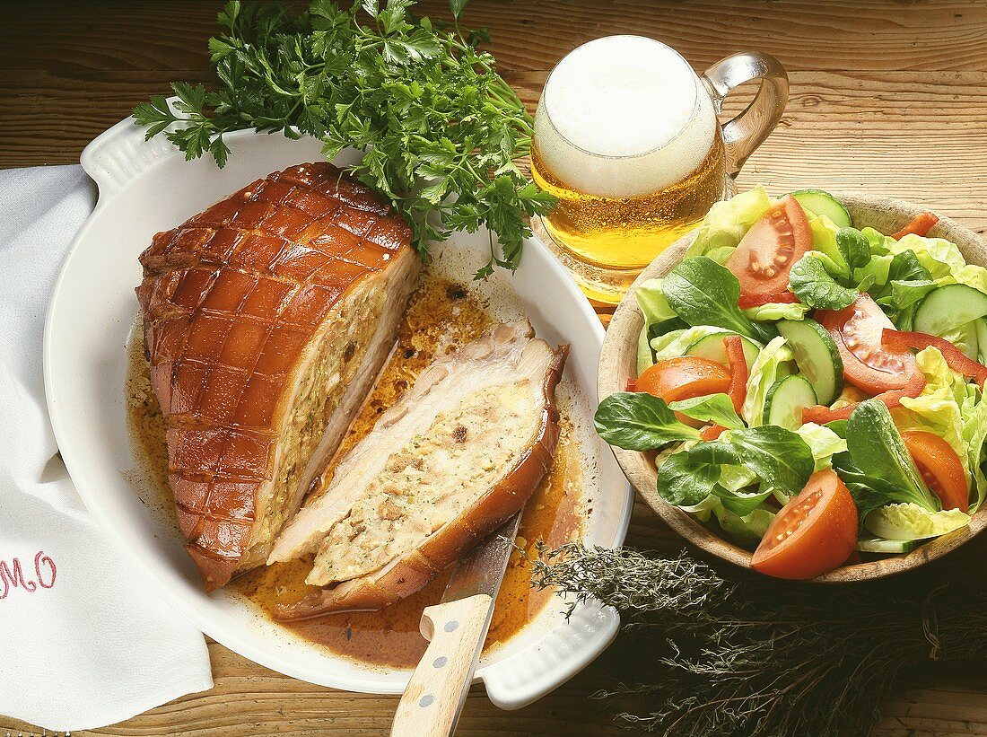 Gefüllter Schweinebauch mit Salat