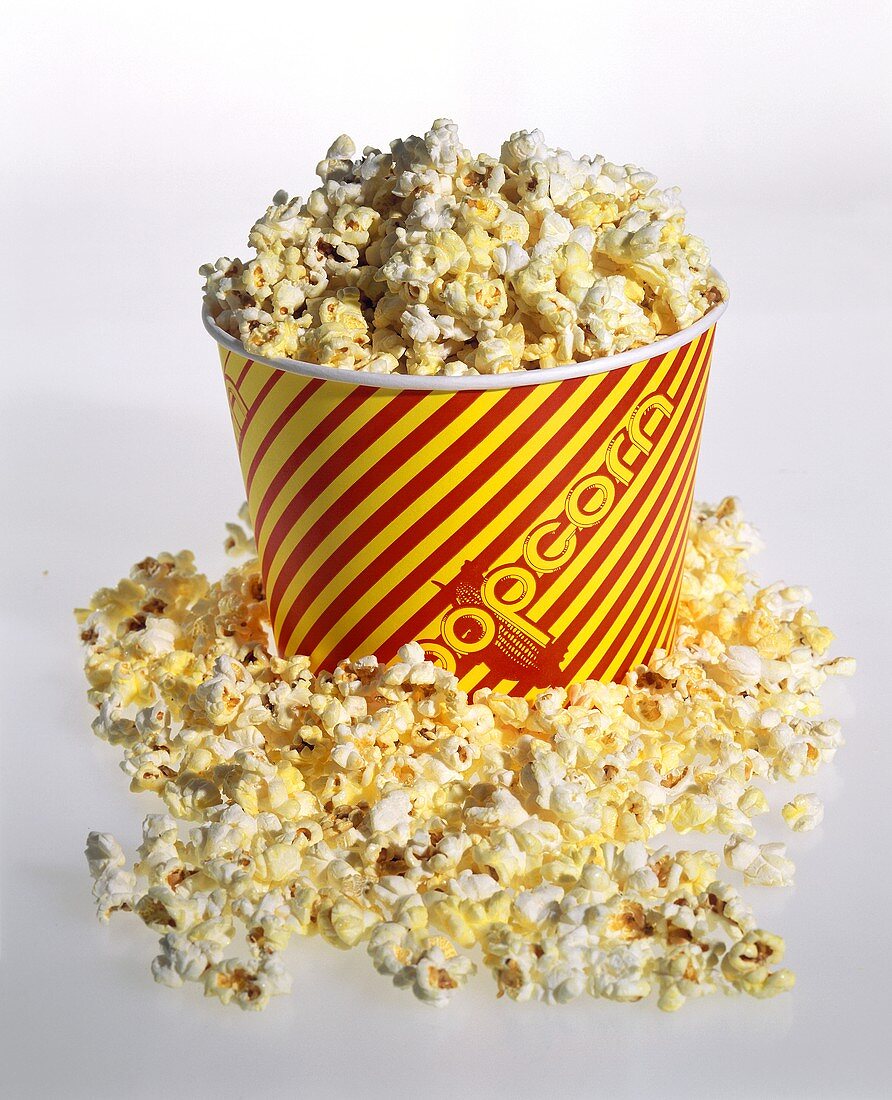 Pappbecher mit Popcorn