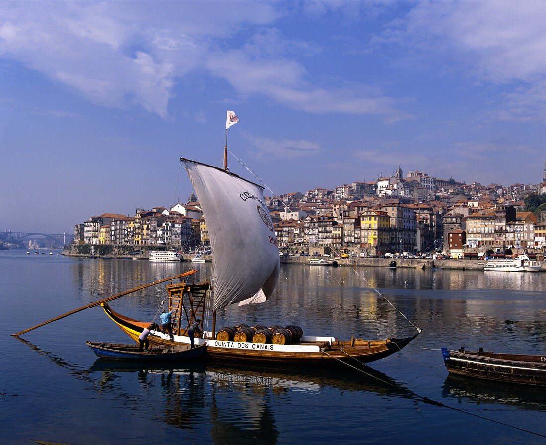 Barco rabelo vor Portweinmetropole Porto am Douro, Portugal