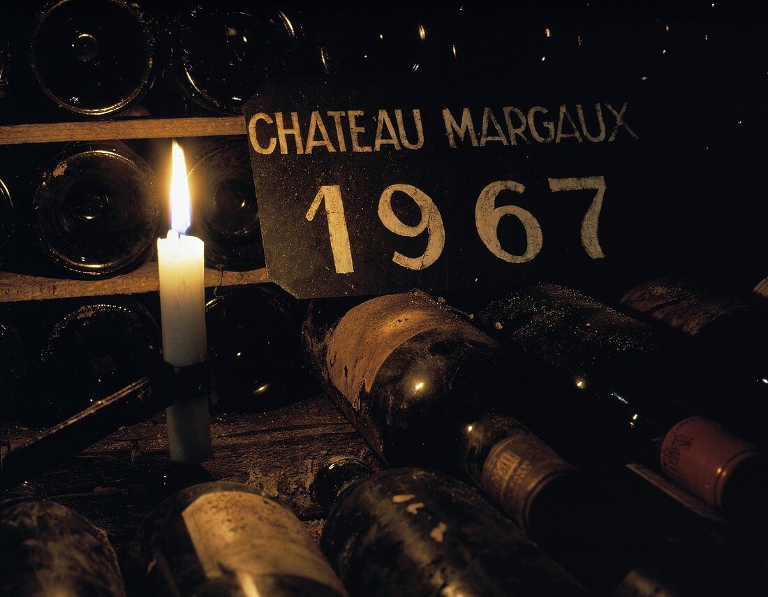 Eingelagerte 1967er Flaschen im Keller von Château Margaux,