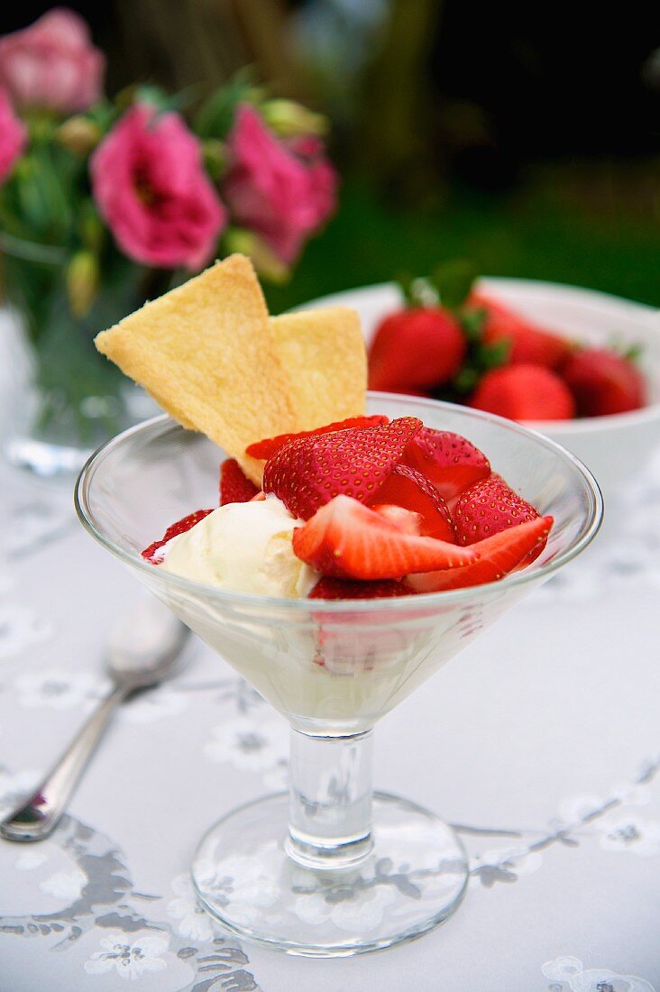 Strawberries with cream and shortbread