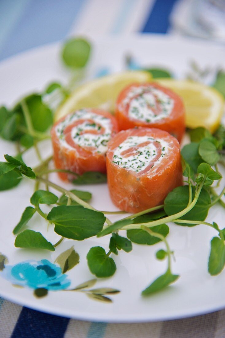 Lachsröllchen mit Frischkäse zu Ostern