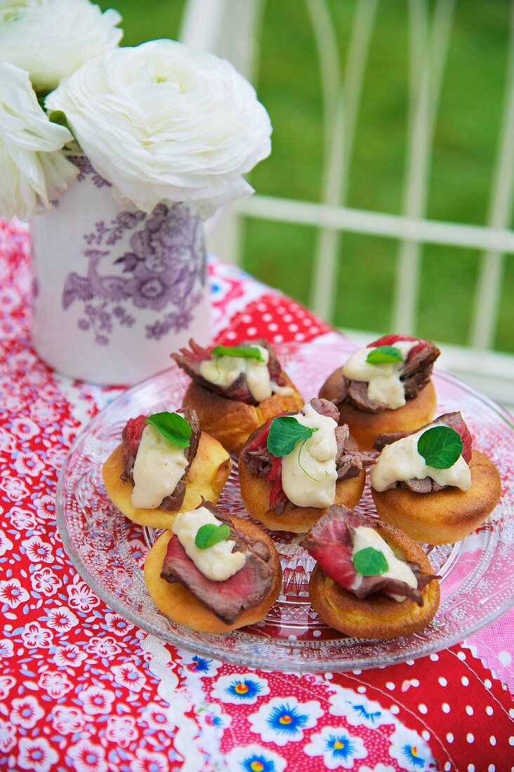 Mini Yorkshire puddings with beef for a Jubilee party (England)