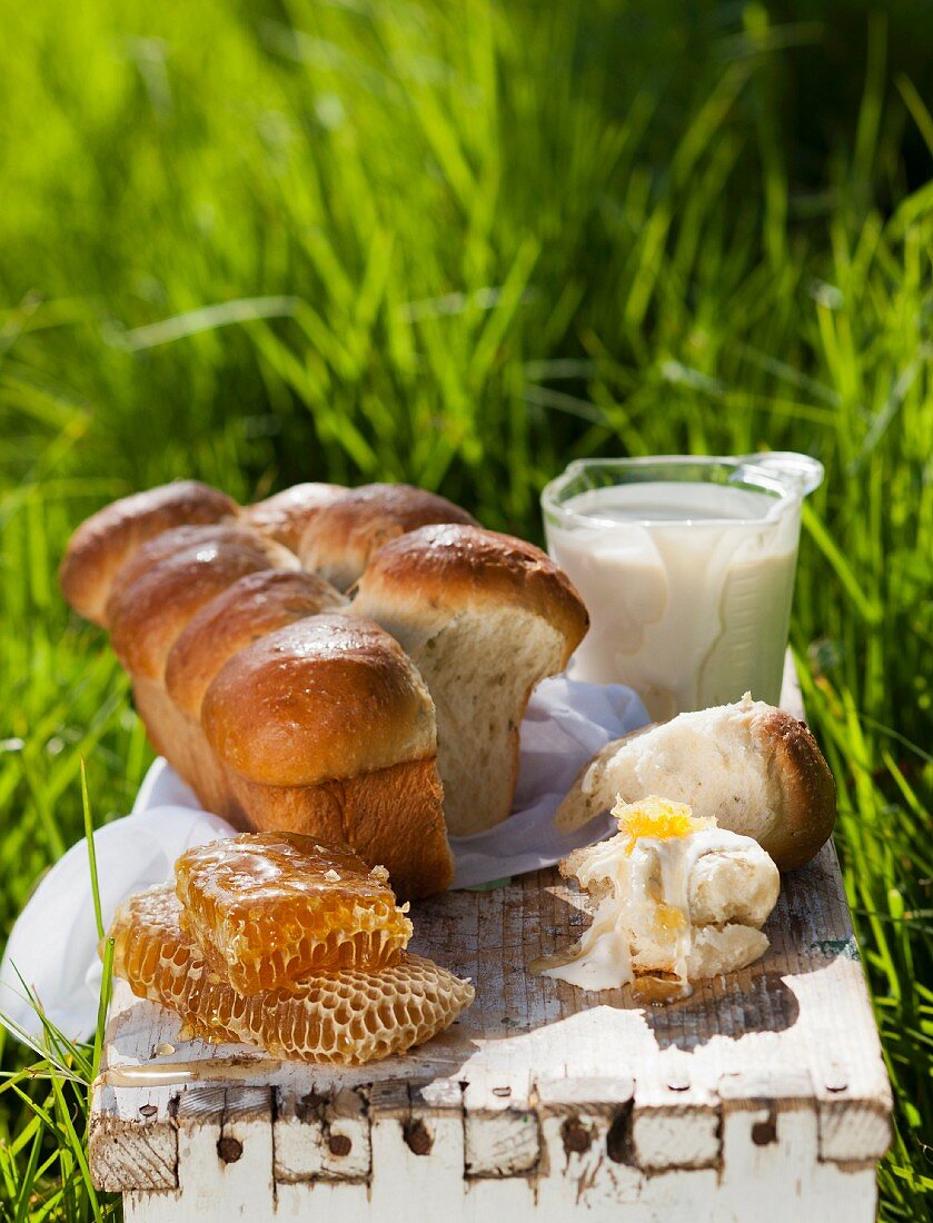 Brioche with clotted cream and honeycombs