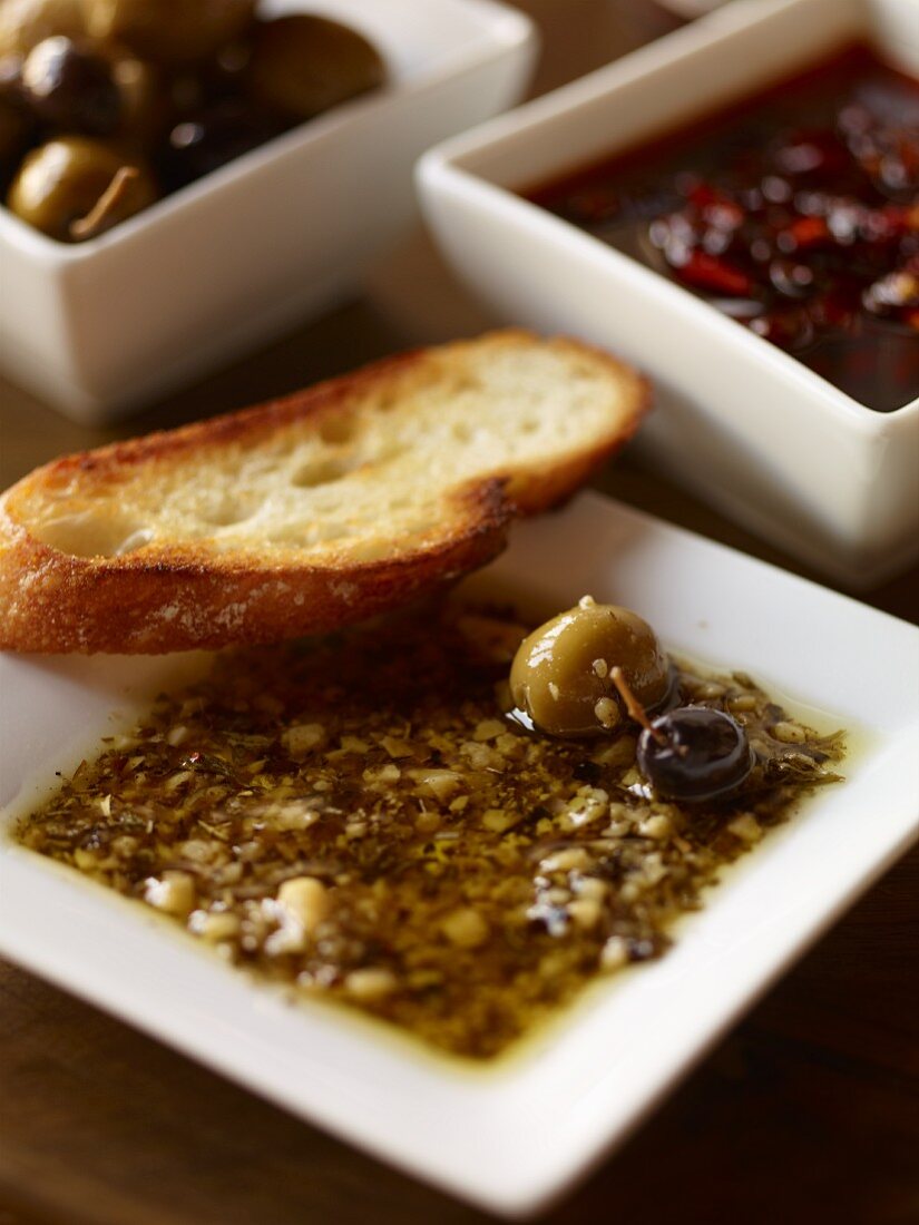Olivenöl mit Knoblauch und Kräutern, Crostini