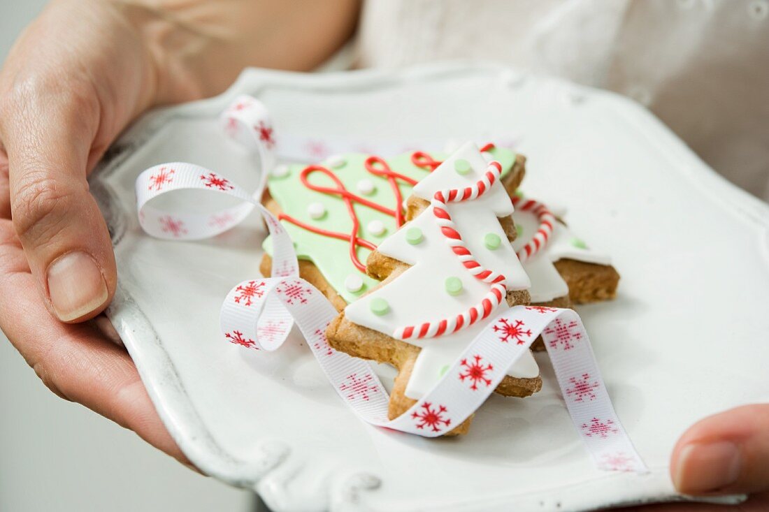 Weihnachts-Tannenbäumchen aus Mürbteig