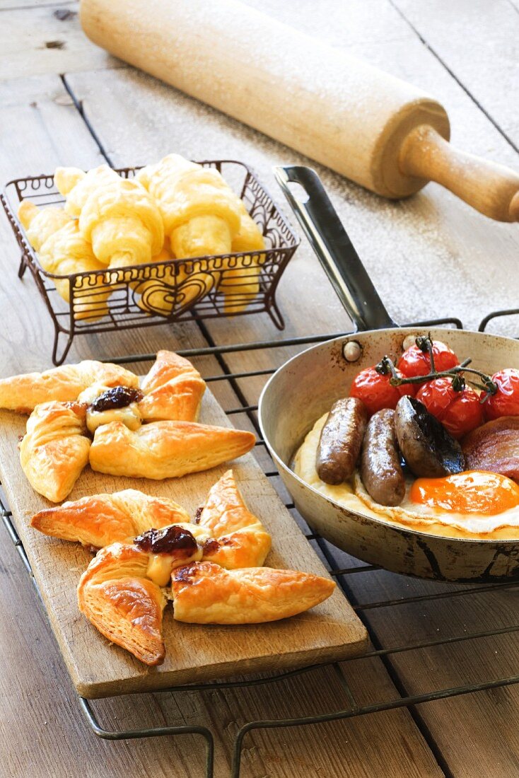 Frühstück mit Käsecroissants, süssen Windmühlen und Blätterteigpizza mit Würstchen und Ei