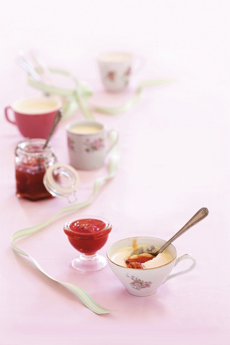 Buttermilchpudding mit Wassermelonen-Rosen-Marmelade