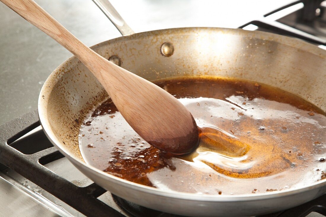 Glasur für Schweinebraten zubereiten