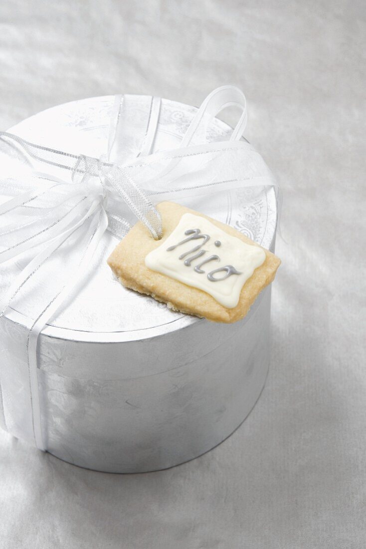 A biscuit as a gift tag