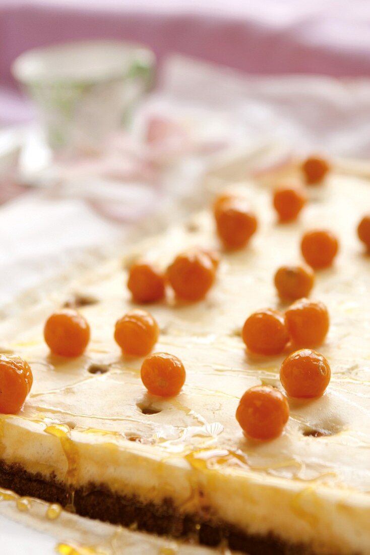Cheesecake with gooseberries and honey