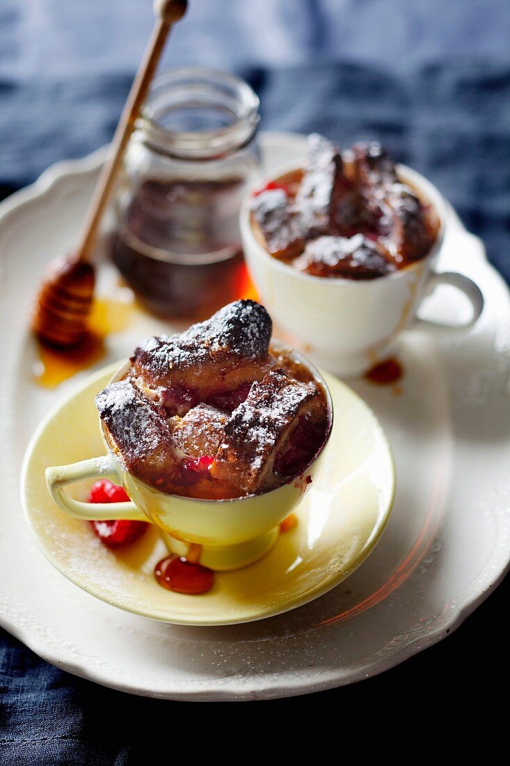 Gebackener Brioche-Pudding mit Ahornsirup und Himbeeren