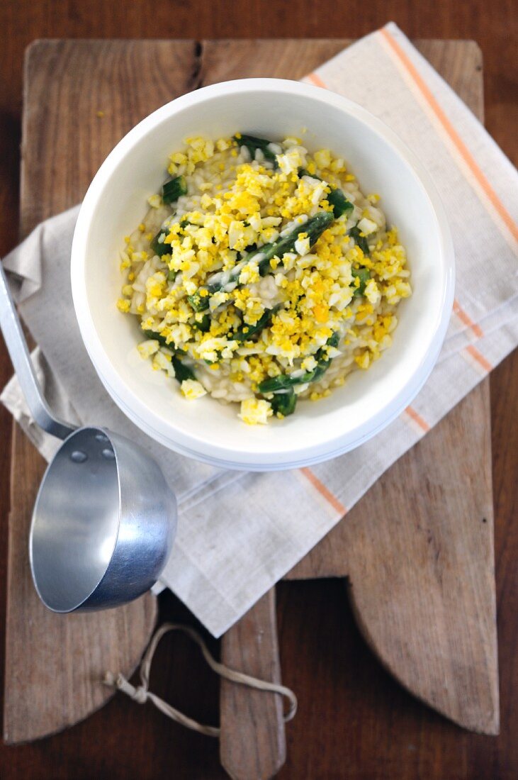 Risotto with asparagus and egg (seen from above)