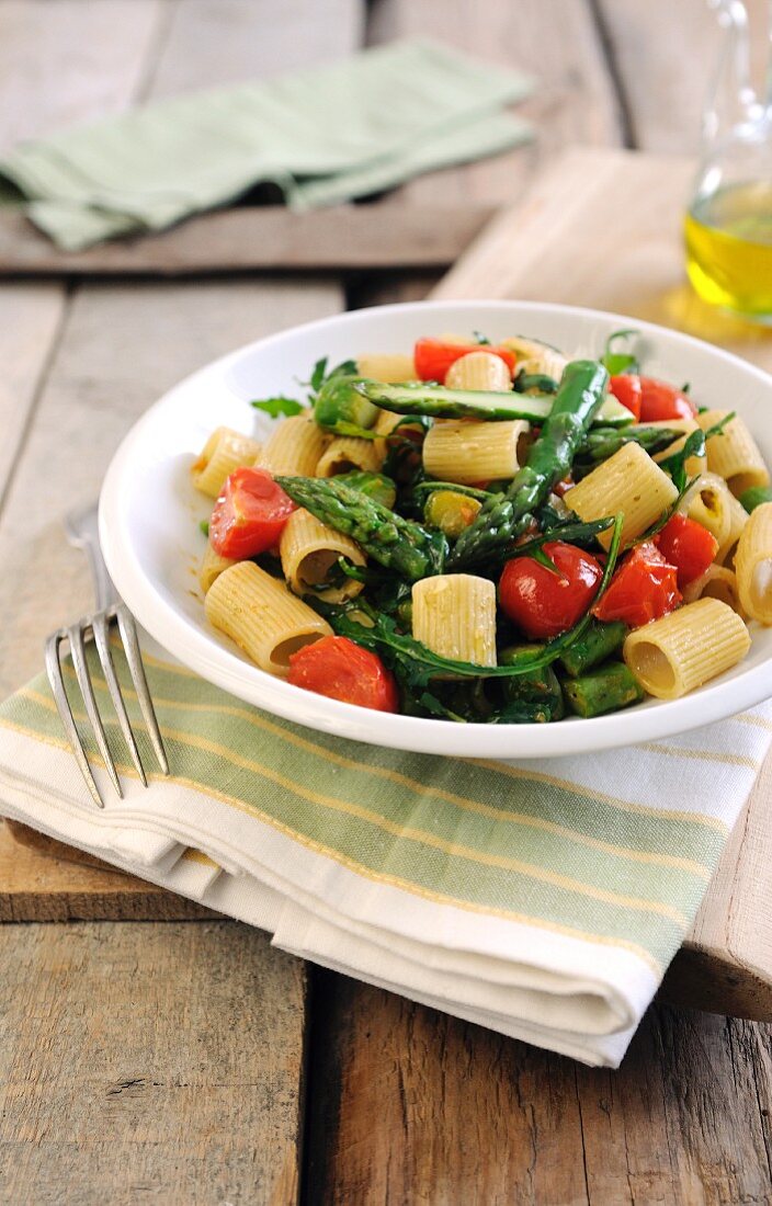 Pasta with cherry tomatoes, green asparagus and rocket