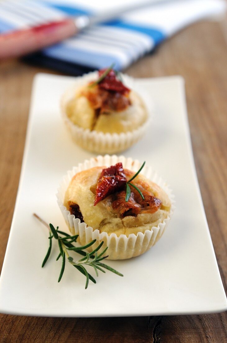 Pizza-Muffins mit getrockneten Tomaten, Mozzarella & Rosmarin