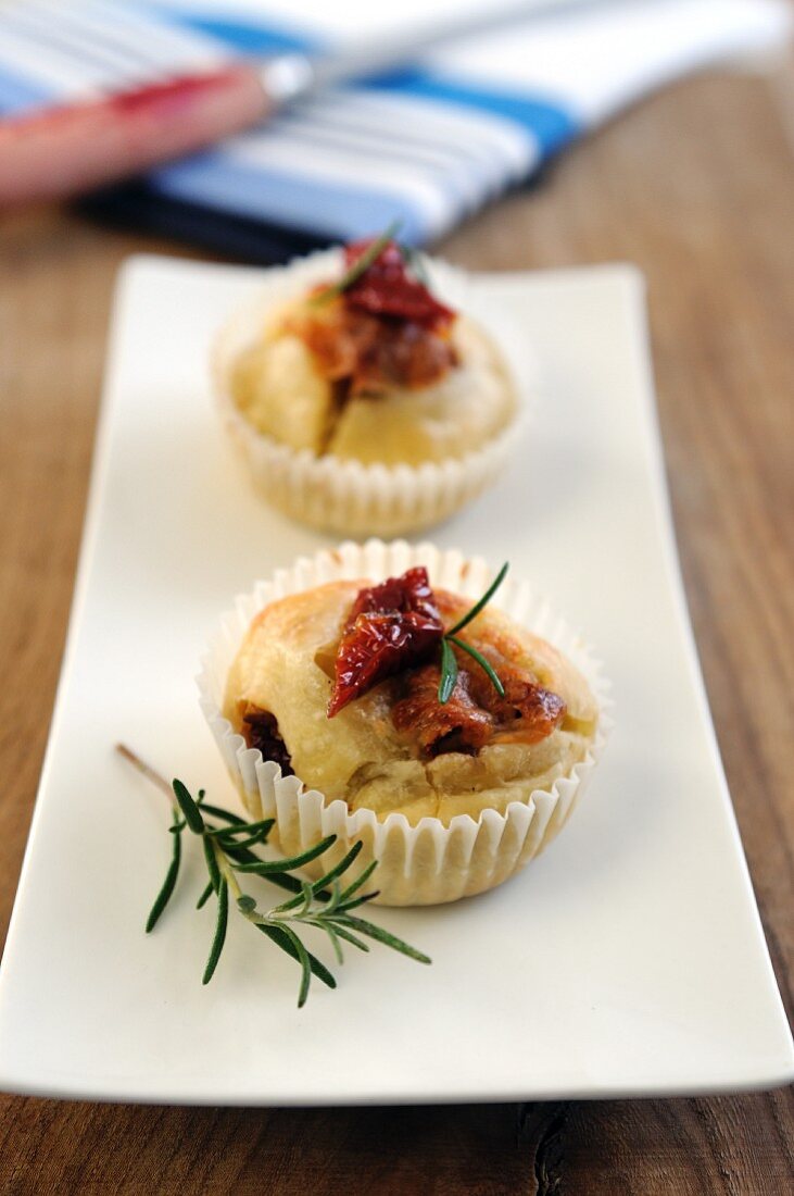 Pizza muffins with dried tomatoes, mozzarella and rosemary