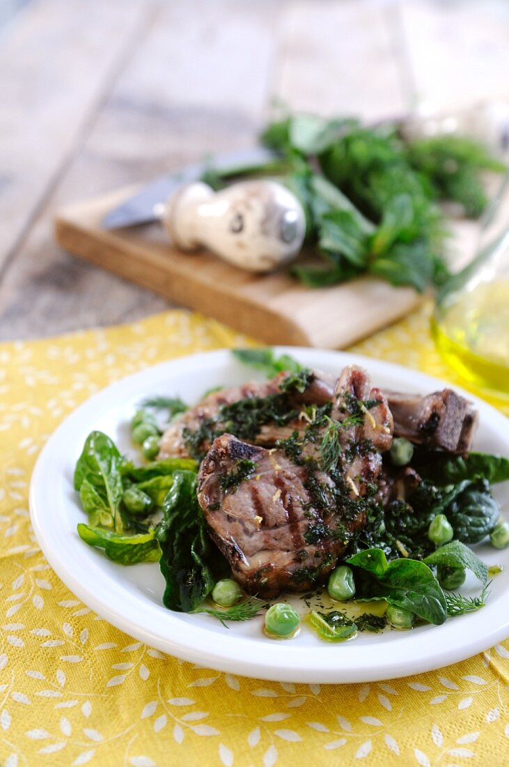 Lammkoteletts mit Spinat-Erbsen-Salat & Petersiliensauce