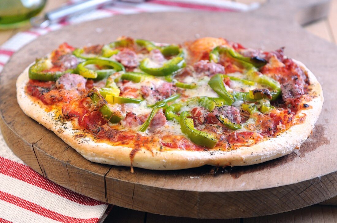 Pizza peperone e salsiccia (Pizza mit Paprika & Wurst)