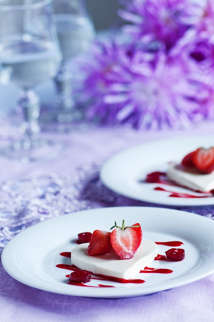 Kokos-Gelee in Herzform mit frischen Erdbeeren und Erdbeer-Cranberry-Coulis