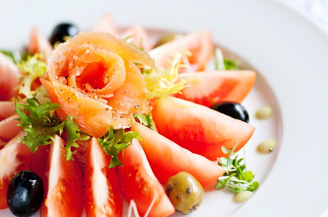 Smoked salmon with tomatoes and olives