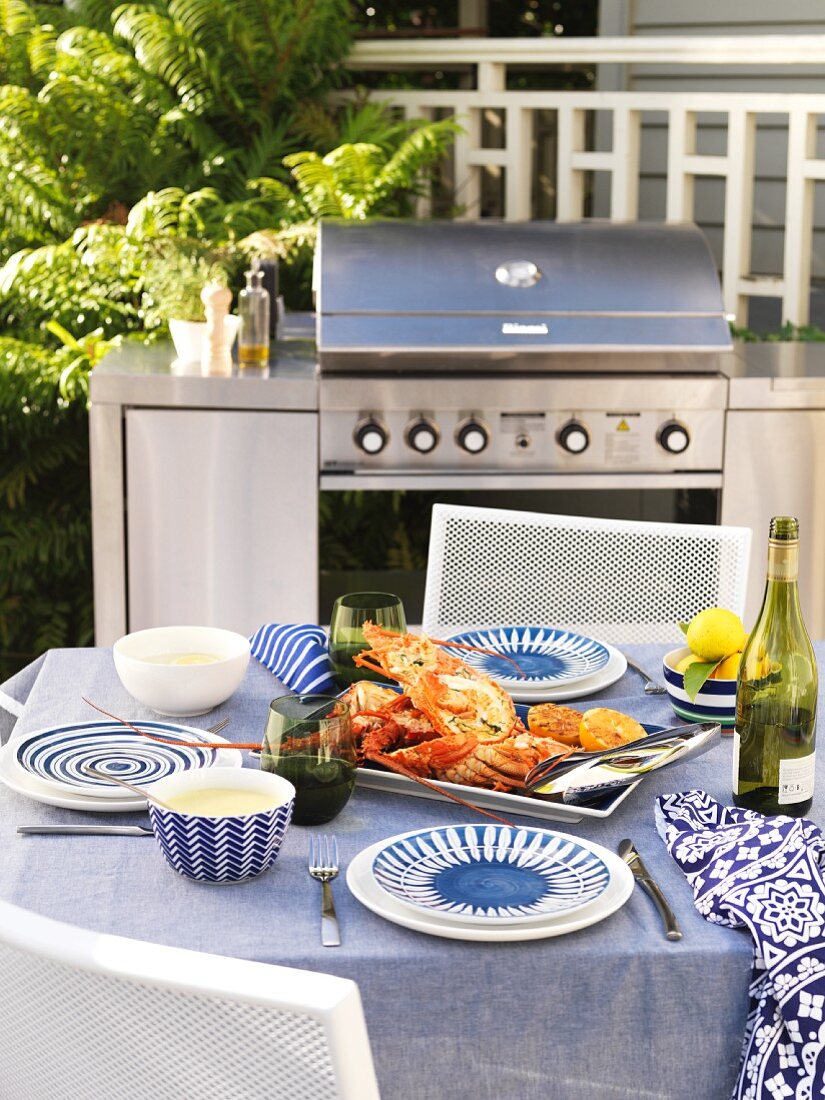 Gegrillte Flusskrebse auf gedecktem Tisch im Garten